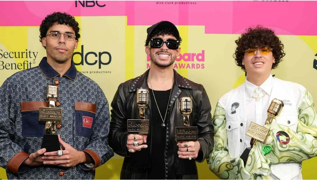 A photo of bysael martínez ocasio and his siblings at Billboard awards