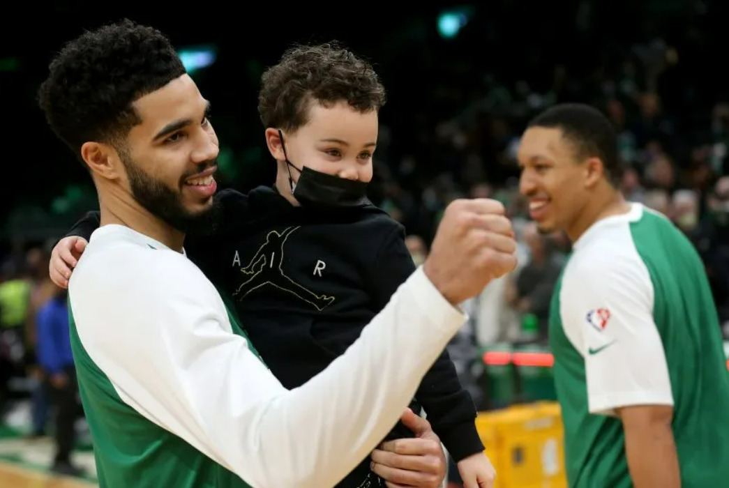 An image of Jayson Tatum and his son Deuce